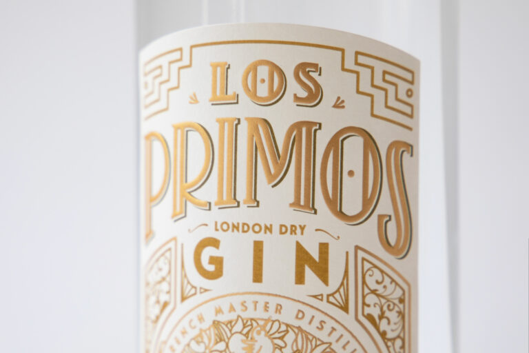 gros plan de l'étiquette de bouteille Los Primos