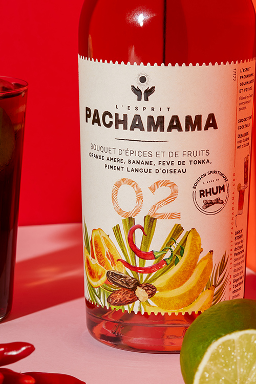 photo en gros plan de la bouteille de spiritueux de l'esprit Pachamama
