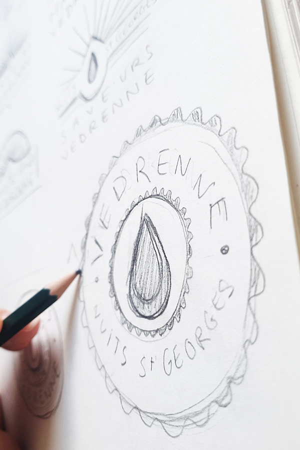 Ceci est un croquis au crayon à papier d'une création d'identité visuelle pour la marque Vedrenne