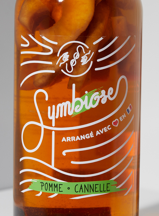 packaging design de bouteille en verre étiquette transaprente symbiose